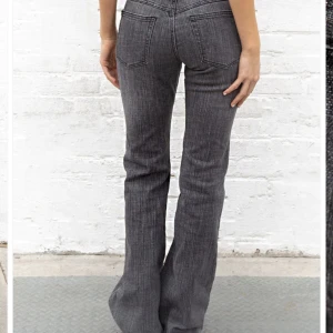 Brandy Melville jeans - Säljer mina helt oanvända brandy Melville jeans då de är för långa på mig. Jag är 160cm, lapp är fortfarande kvar.💕