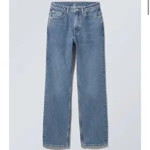 Mörkblå jeans från Weekday. Använda 4-5 gånger.