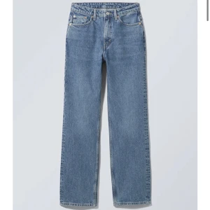 Weekday jeans - Mörkblå jeans från Weekday. Använda 4-5 gånger.