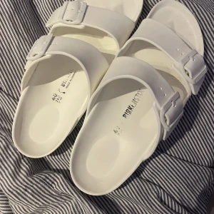 Birkenstock  - Perfekta nu för sommaren! Birkenstock tofflor, användes ändats under 1v praktik. Så behöver inte dem längre! Bra skick! Ser oanvända ut! Fraktar :))
