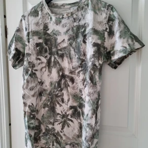 Herr T-shirt - T-shirt med mönster storlek M.