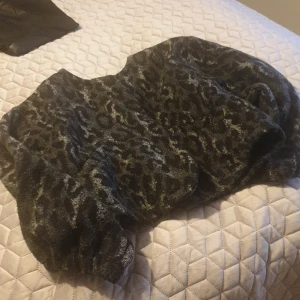 En kort bomber jacka. - En kort bomber jacka i ullmix material köpt från Italien.