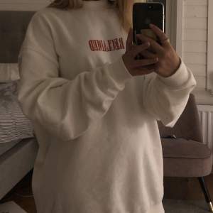 En superfin vit oversized sweatshirt som är från kollektionen ”Reclaimed vintage”’från asos 