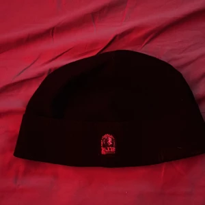 Parajumper mössa - Säljer då min parajumper mössa för har ingen användning av den