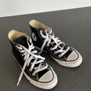 Converse - Säljer ett par svarta converse i storlek 36 då de tyvärr är för små för mig. Använda men i fint skick.