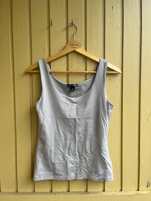 Beige linne H&M - Mjukt beige linne från H&M. Övre delen av insidan har dubbeltyg (se bild). Använd fåtal gånger utan tecken på användning.