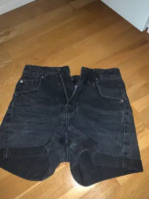 Svarta kortbyxor i jeans material🖤från h&m storlek 32, köpta för 199kr