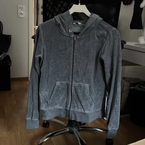 Huvtröja med dragkedja - En fin tröja som är väl använd men i bra skick! Tvättas innan den skickas!