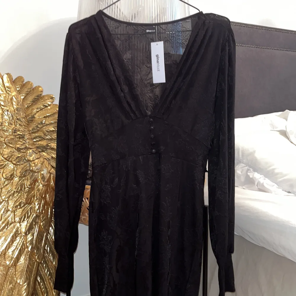 Helt ny svart elegant midi klänning från Gina Tricot, fint mönster med knappar framtill, ”puffärmar” som blir tajta längt ned vid ärmslut  Strl M  Nypris 459kr . Klänningar.