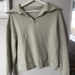 Grön tröja - Grön tröja med dragkedja och en krage,aldrig använd💗
