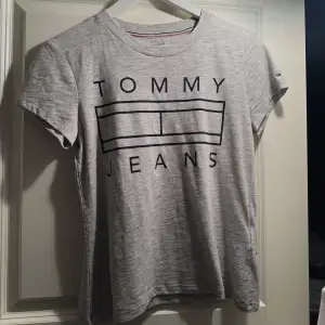 Grå Tommy Hilfiger t-shirt i storlek xs  Finns i örebro