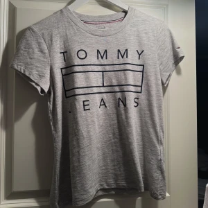 Tommy Hilfiger t-shirt - Grå Tommy Hilfiger t-shirt i storlek xs  Finns i örebro