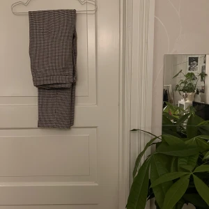 Mönstrade kostymbyxor🤍 - Mönstrade kostymbyxor, från H&M, i storlek 38. Använda en gång. Kan mötas i Göteborg eller skicka, köparen står för frakt. 