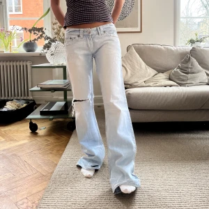 Jeans!  - Snygga baggy jeans!  MIDJEMÅTT:79cm INNERBENSLÄNGDEN:81cm