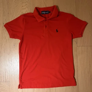Röd Ralph Lauren piké  - Helt oanvänd och i super bra skick. Står medium men skulle rekomendera smal   