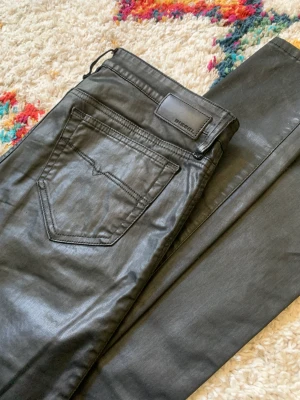 Diesel skinny black stretch jeans 28/34 - Diesel Skinzee stretchiga skinnyjeans, medelhög midja, stl 28/34” i mycket gott skick. 