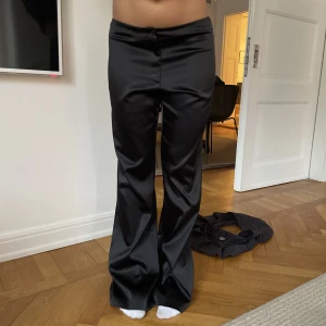 Sååå snygga kostymbyxor  - Snygga partybyxor/kostymbyxor i glansigt material  Storlek M  Modellen är 171❤️