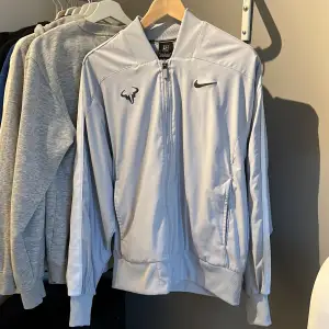 Nike rafa court jacket i storlek S sparsamt använd med endast en väldigt liten fläck vid vänstra ficka, annars bra skick. Kontakta om du har frågor eller vill ha fler bilder.