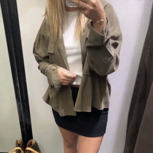 Grön jacka - Jättefin jacka/ kofta från zara, som ny! Storlek XL men passar mig som har xs/s i alla kläder