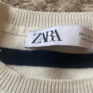 Stickad baströja från zara💓 - Säljer denna super söta stickade bas tröja från fara för att den inte kommer till användning längre, den är i jätte bra skick. Köpte för 299 kr💓( priset kan diskuteras)