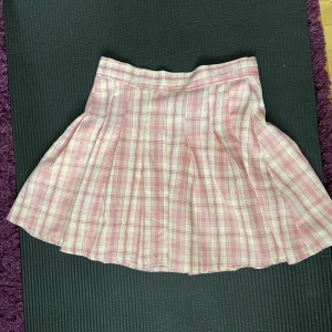 Rosa kjol - Gullig rosa kjol o storlek s. Använd fått antal gånger. Lite stor i midjan. Du betalar för shipping.