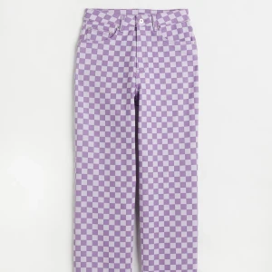 90s jeans extra long length - Lila-rutiga 90s baggy jeans. Aldrig använda! Ordpris 249kr. Kom privat för fler bilder❤️