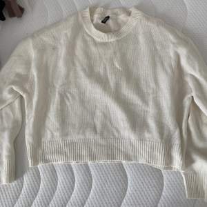 Stickad vit tröja från H&M. Använd fåtal gånger och är i fint skick.  80kr+frakt 