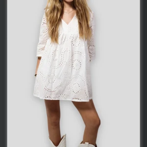 Vit klänning - Superfin klänning från meet me there. Helt ny med lapp kvar. Passar perfekt som studentklänning eller bara till sommaren.