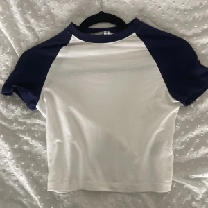 Colorblock tröja - Tshirt från h&m! Ärmarna är mörkblå, aldrig använd! Strl S men passar XS också.