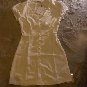 Vit klänning - Säljer min vita klänning från Nelly. Den är endast testad. Man får höra av sig om man vill ha mer bilder på klänningen. Säljer den för 150kr +frakt