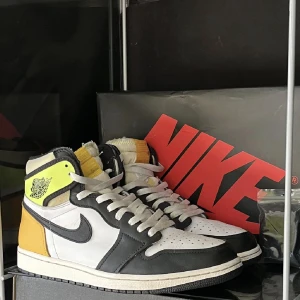Jordan 1 high volt gold - ⚡️Jordan 1 high volt gold ⚡️🦋Storlek 43 🍀Box, kvitto och extra skosnören finns 🍀🌸Svarar gärna på frågor eller skickar fler bilder 🌸📦Kan fraktas eller mötas upp i Stockholm 📦🎉Pris kan diskuteras vid snabb affär 🎉