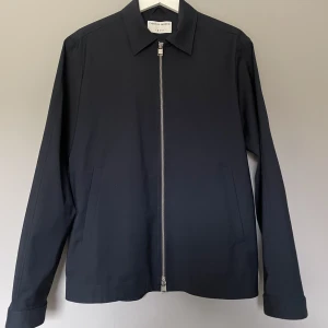 Overshirt herr  - Säljer tiger of sweden overshirt i strlk 46 I princip oanvänd ( nypris 3000kr )
