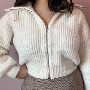 Stickad zip-up kofta från Weekday - Den gulligaste zip-up koftan från Weekday! Sparsamt använt 2 gånger endast. Nypris 700kr.