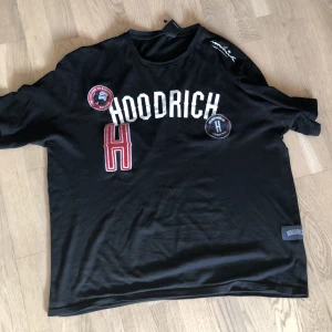 Hoodrich t-shirt - Fint skick använd få antal gånger 