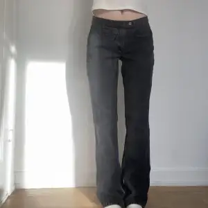 Snygga vintage jeans, färgen är grå/svart. Jag är 170. Frakt tillkommer💋