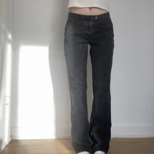 Vintage jeans - Snygga vintage jeans, färgen är grå/svart. Jag är 170. Frakt tillkommer💋