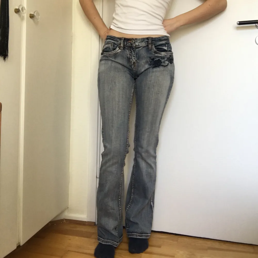 Lågmidjade jeans med bootcut och coola detaljer. Unika! ❤️Köpta på beyond retro. Märker är UND 🥰Väldigt tajta - skulle säga att de är XS fast lappen säger S. De är dock stretchiga. Jag är 163 cm 🥰🥰. Jeans & Byxor.