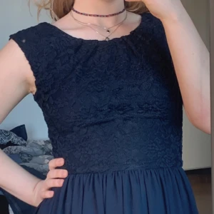 Mörkblå balklänning - En balklänning med spetsdetaljer och maxi längd. Så gott som nyskick. I stretchiga och väldigt bekvämt material! 