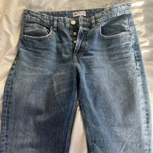 Mid jeans zara  - jättefina mid straight jeans från zara! 