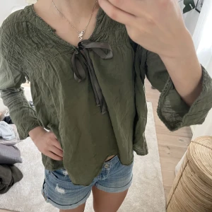Blus - Säljer denna otroligt Buls som är i en olivgrön färg!❤️‍🔥 är lite osäker på ifall jag vill sälja så säljer vid bra bud!❤️‍🔥🥰💫