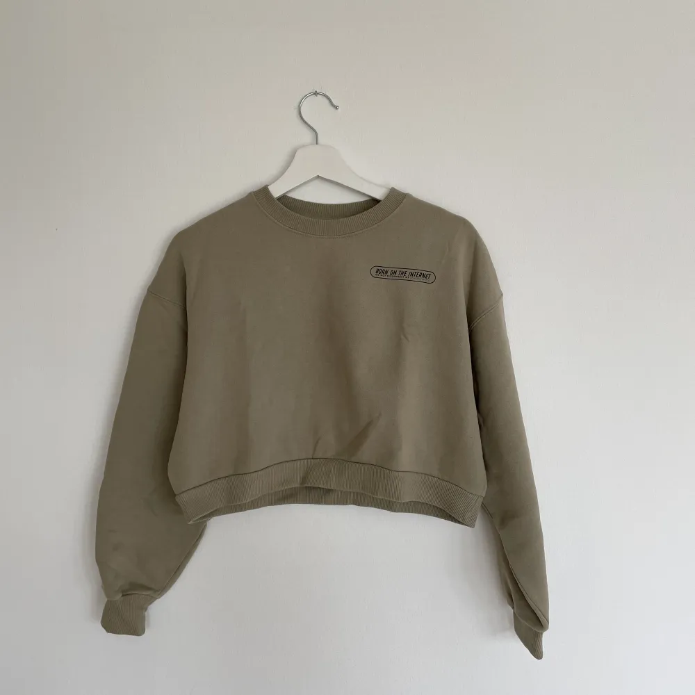 Grönbeige sweatshirt från Pull and Bear. Knappt använd, skriv för fler bilder💗💗. Tröjor & Koftor.