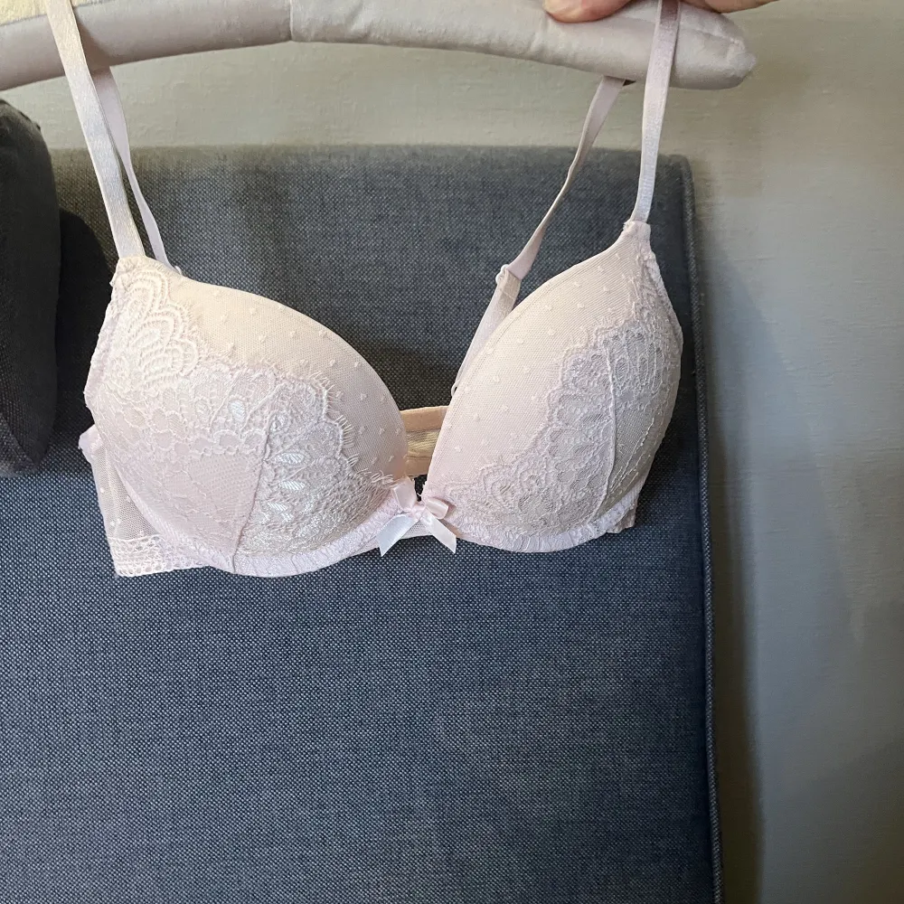 Fin bh i bra kvalitet från hunkemöller.  Den är babyrosa. Använd enstaka gång. Push-up bh i storlek 70B. Övrigt.