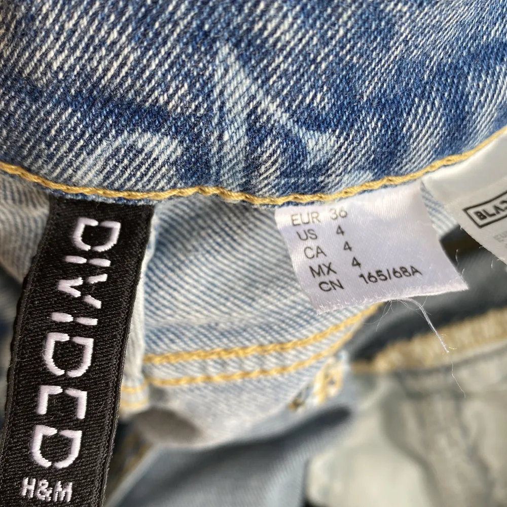 Utsvängda jeans som är lågmidjade.. Jeans & Byxor.