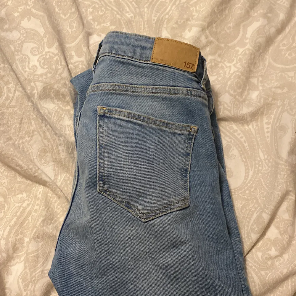 Säljer dessa lågmidjade bootcut jeansen från lager 157 då de är förstora.. Jeans & Byxor.