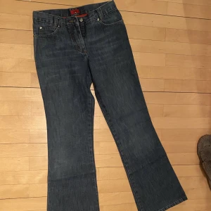 Lågmidjade Jeans - Lågmidjade utsvängda hugo boss jeans som var lite korta i längden för mig som är 177. Jättesnygg passform i storlek 26/34 men skulle mer säga att de satt som en 26/32 eller 26/30! Pris går att diskutera vid snabb affär💕