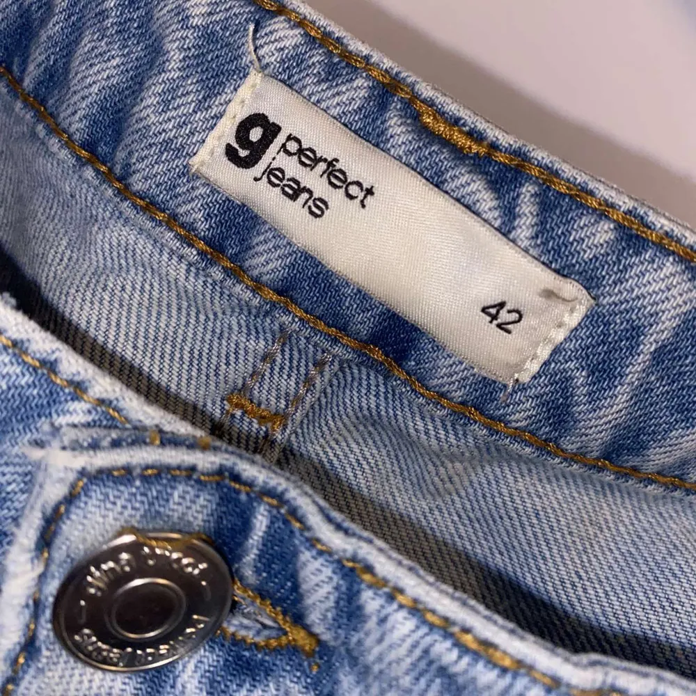 Säljer mina jeans då jag inte använder dom. Dom är använda ett par gånger men är forfarande i fint skick. Längden passar bra på mig å jag är 172.. Jeans & Byxor.