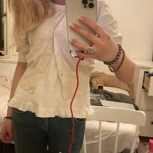 Kortärmad kofta - Supergullig kortärmad kofta i beige vit färg, älskar den men har inte kommit till användning tyvärr❤️❤️❤️