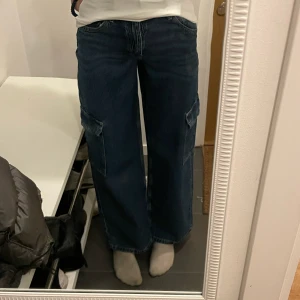 90s cargo pants - Köpte från H&M❤️ straight cargo jeans😻Köpte för 399kr och säljer för 250kr