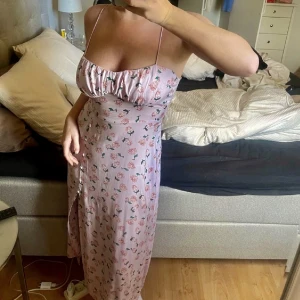Långklänning  - Zara klänning stl M, använd 1 gång 🌸