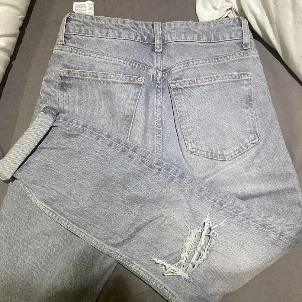 Jeans from Zara in the color of light black or grey. Size S but fits XS also due to the material and are 100% new never worn due to the size since i sized up . Original price is 600kr.. Jeans & Byxor.